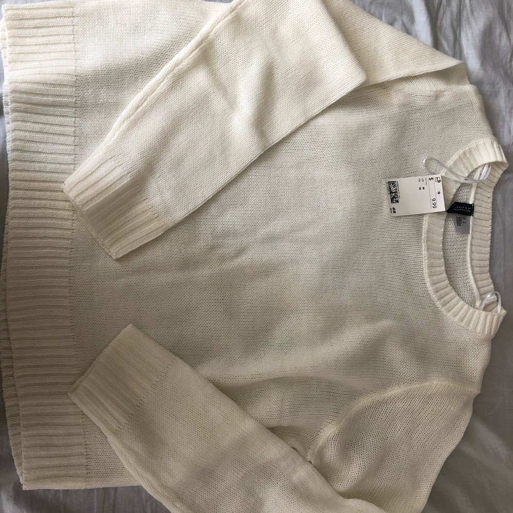 White H&M king sleeve